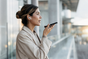 GPT-Live intègre la recherche dans ChatGPT Voice, avec cartes visuelles